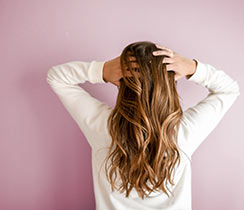 Cheveux poisseux après lavage : les causes